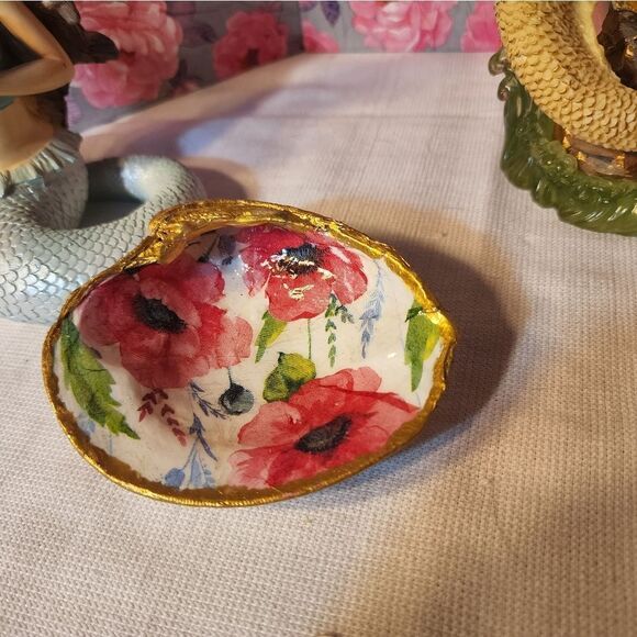 DECOUPAGE  PINK FLOWERS ON A CLAM SHELL - Picture 1 of 10